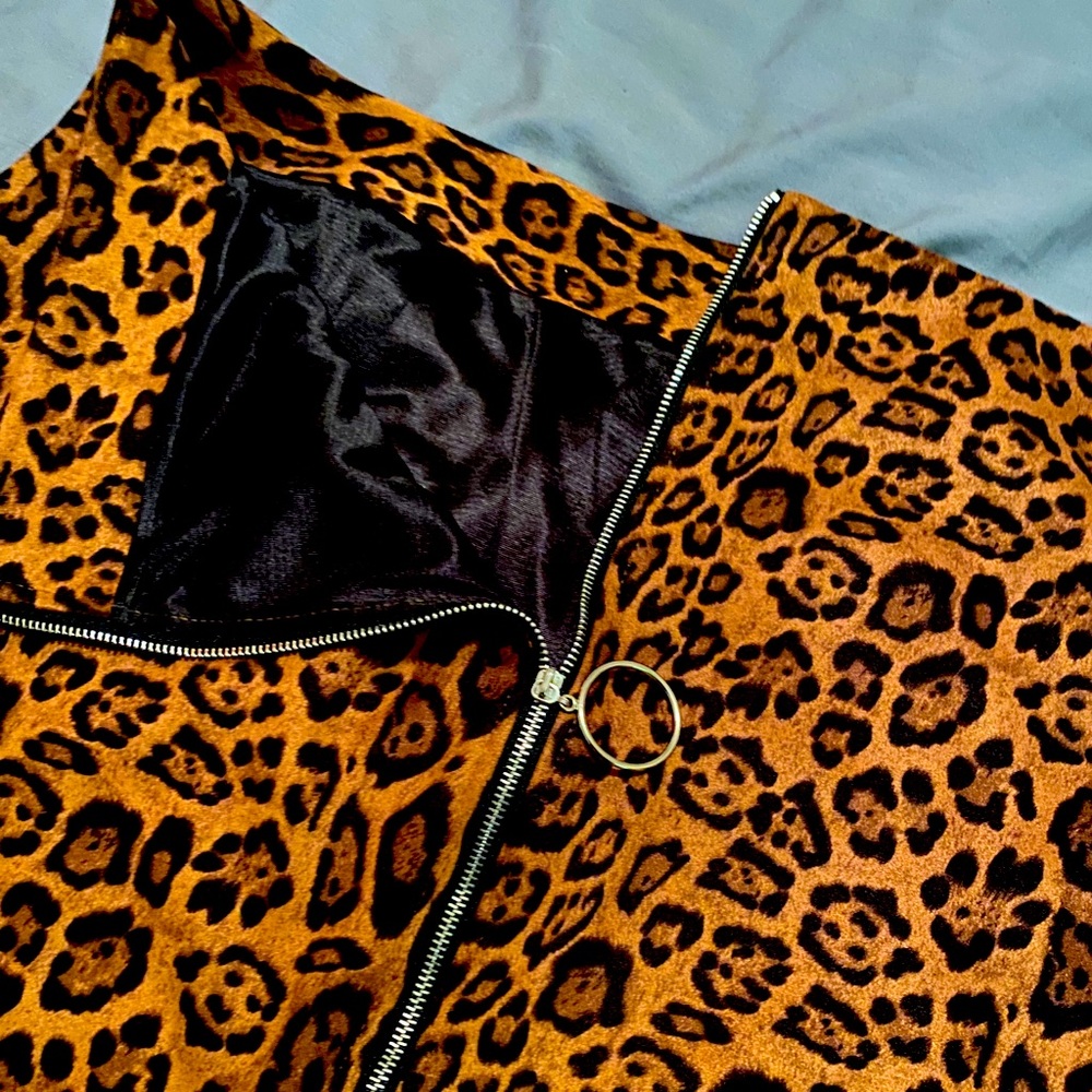 Cheetah print mini skirt with silver zipper